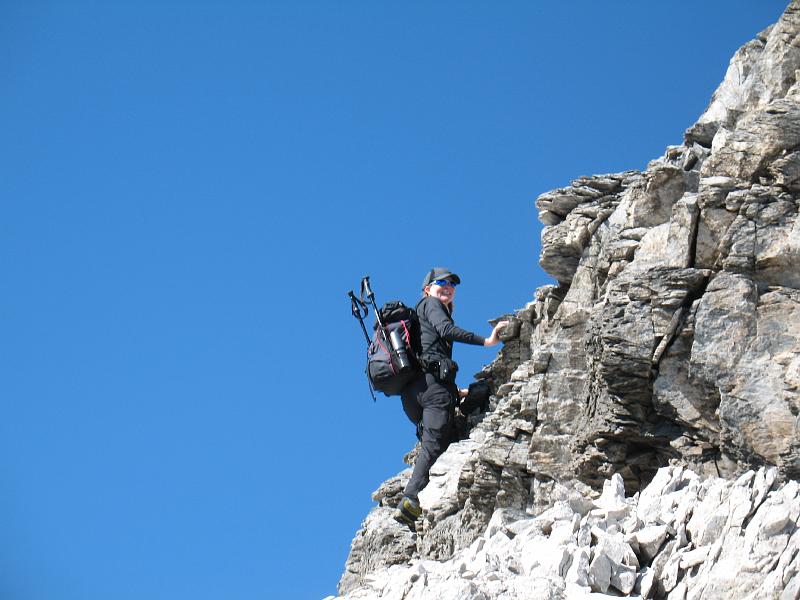 20080705_teuri_michi 030.jpg - Small climbing passage right before the summit